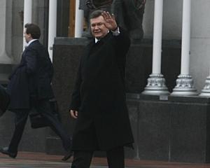 Янукович шутил с Порошенко и расцеловался с Кучмой