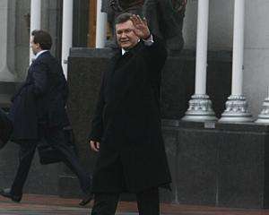 Янукович жартував з Порошенком та розцілувався з Кучмою