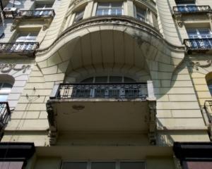 В центре Киева на головы людей могут попадать балконы