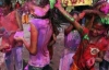 Индусы празднуют фестиваль красок, обсыпая друг друга пудрой (ФОТО)