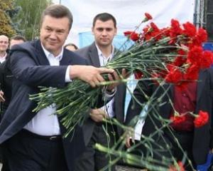 Янукович подякував жінкам за терплячість