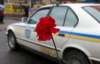 Гаишники дарят цветы водителям