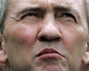 Розгнівані кияни під вікнами Черновецького влаштували вогняне шоу