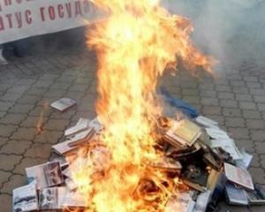 У Януковича осудили сжигание учебников по истории Украины