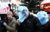 Через Табачника люди одягли на голови пакети для сміття (ФОТО)