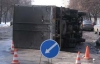 Вантажівка стала жертвою київських доріг (ФОТО)