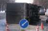 Вантажівка стала жертвою київських доріг (ФОТО)
