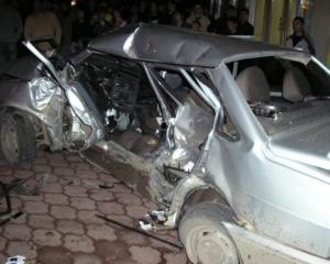 В Кировограде Мерседес сбил насмерть двух человек на остановке
