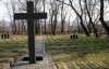 Комунальники надругались з могил на найстарішому кладовищі Рівного (ФОТО)