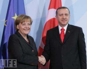 Эрдоган обвинил Меркель в ненависти к Турции