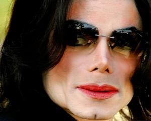 Майкла Джексона привезли до лікарні живим
