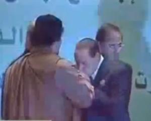 Берлусконі поцілував Каддафі (ВІДЕО)