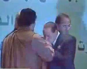 Берлусконі поцілував Каддафі (ВІДЕО)