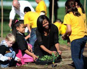 Мишель Обама посадила в огороде Белого Дома капусту и ревень