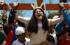 Десятки филиппинцев распинают себя на крестах, подражая Христу