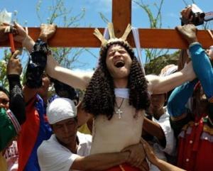 Десятки филиппинцев распинают себя на крестах, подражая Христу
