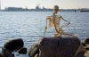 В Копенгагене статую Русалочки заменили ее скелетом (ФОТО)