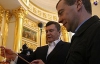 Янукович оценил раритет Медведева и стал кумом (ФОТО)