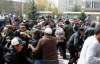 В Киргизії взяли штурмом мерію і побили міліціонерів - більше 100 постраждалих