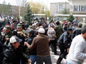 В Киргизии взяли штурмом мэрию и избили милиционеров - более 100 пострадавших