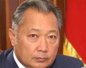 Президент Киргизії виїхав з країни