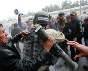 Беспорядки в Бишкеке унесли жизни 74 человек (обновляется)