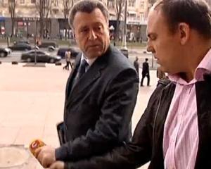 Киевский чиновник бросил в урну микрофон журналиста (ВИДЕО)