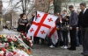 Под посольство Польши несут красные гвоздики и белые астры