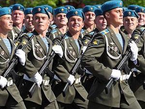 Російські солдати пройдуться по Хрещатику з українськими автоматами