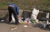 Безпритульних найняли прибирати набережну в Києві (ФОТО)