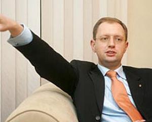 Яценюк раскритиковал Януковича за "ядерное" обещание Обаме