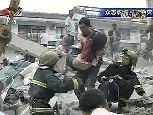 Мощное землетрясение в Китае убилj более 300 человек