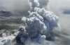 Вулкан начал выкидывать 3-километровый столп пара (ФОТО)