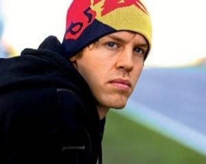 Пилот Red Bull подарит цветы болиду