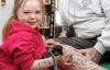 Трирічна британка стала наймолодшим майстром з татуювання (ФОТО)