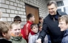 Янукович покатал сироток на авто из своего кортежа