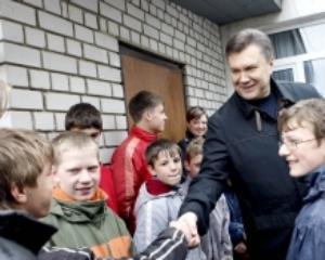 Янукович покатав сиріт на авто зі свого кортежу