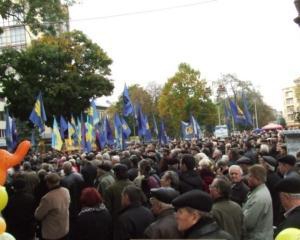 Тысячи львовян митингуют и собираются на Киев