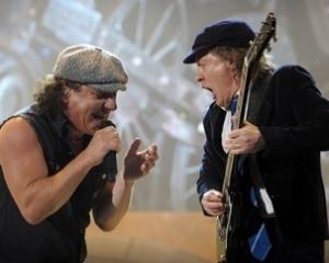 Британський альбомний чарт очолили AC/DC