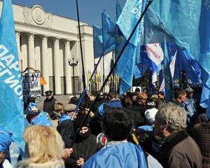 Оппозиция взяла в осаду Раду