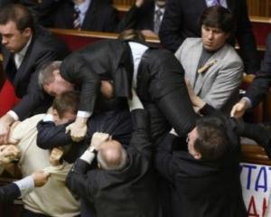 "Цікаво мені, де він так швидко в залі знайшов парасольки?"