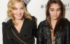 Мадонна водит за собой дочь в порванных колготах (ФОТО)
