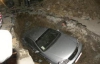 В Мариуполе такси с пассажирами провалилось в трехметровую яму (ФОТО)