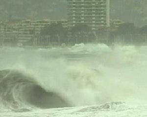 Десятиметрові хвилі обрушилися на пляжі Лазурного берегу Франції