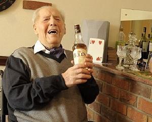 100-летний дедушка ежедневно выпивает по стакану виски