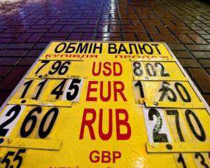 Евро и рубль продолжают падать на межбанке