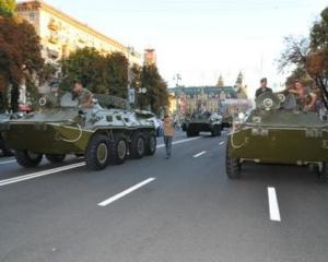 Женщина-водитель едва не врезалась в танк на Крещатике