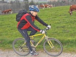 Министр обороны Швейцарии ездит на работу на велосипеде