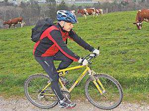 Министр обороны Швейцарии ездит на работу на велосипеде