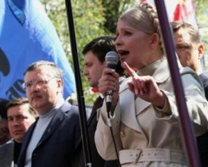 Тимошенко созывает противников Януковича под Верховную раду